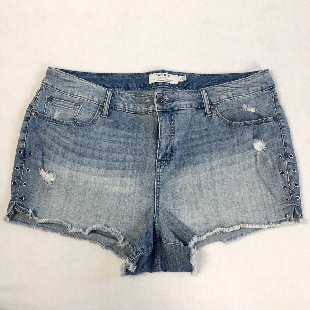 Torrid Light Wash Rivets Distressed Stretch Denim Jean Shorts - Size 22